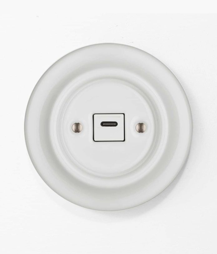 Katy Paty Roo USB C charger in white